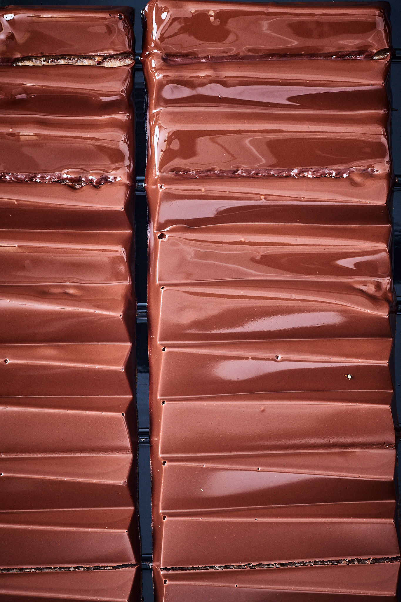 Tablette Praliné noisette foisonné - chocolat noir – Image 2