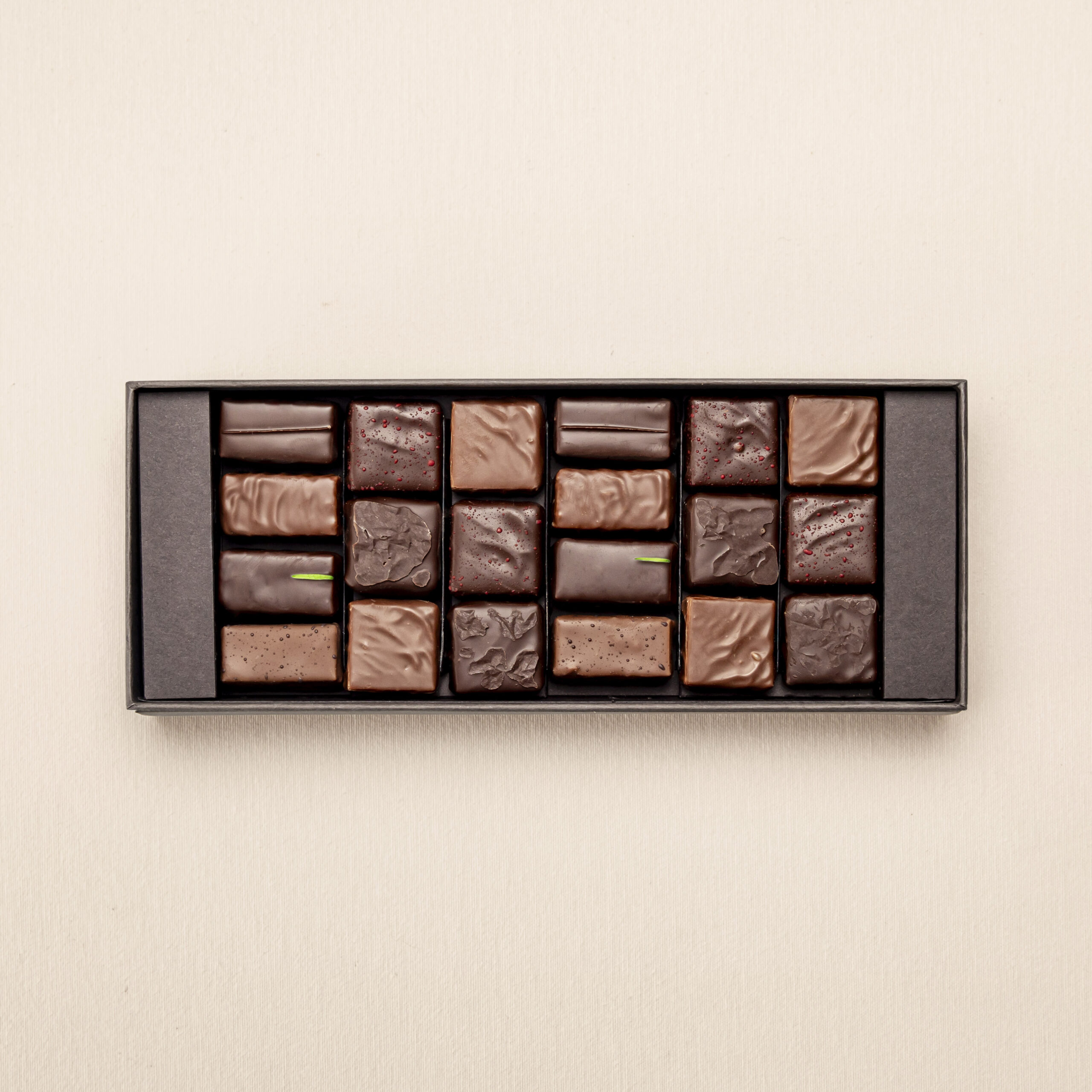 Coffret Collection de 8 pralinés et 12 ganaches